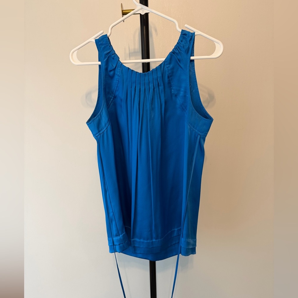 BCBGMAXAZRIA Silk Pleated Sleeveless Top – Blue – XS